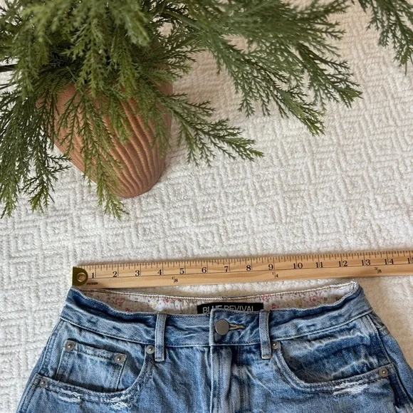 Blue Revival Stylish Distressed Blue Jean Shorts Size 24 - Picture 5 of 9